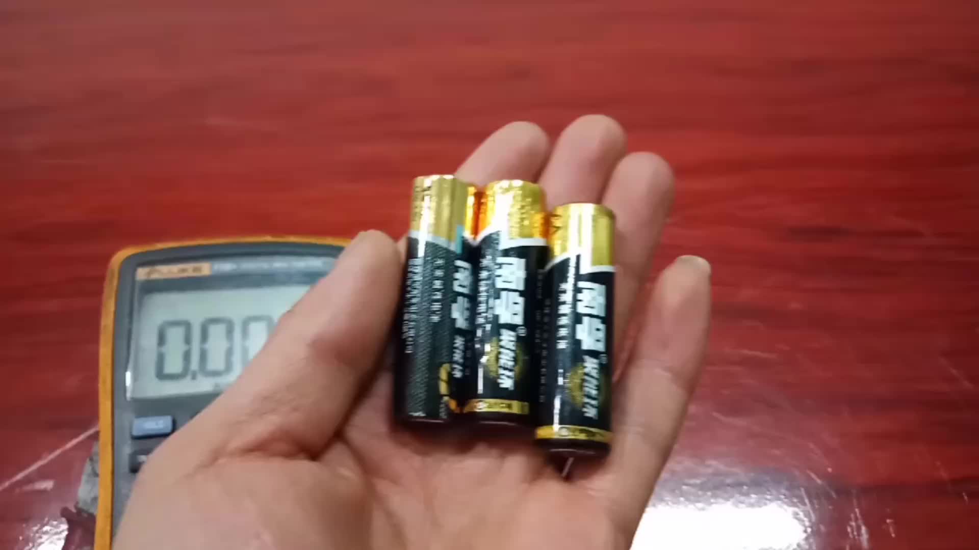 干电池没电了千万别扔，学会用这个方法，不花一分钱就能反复使用