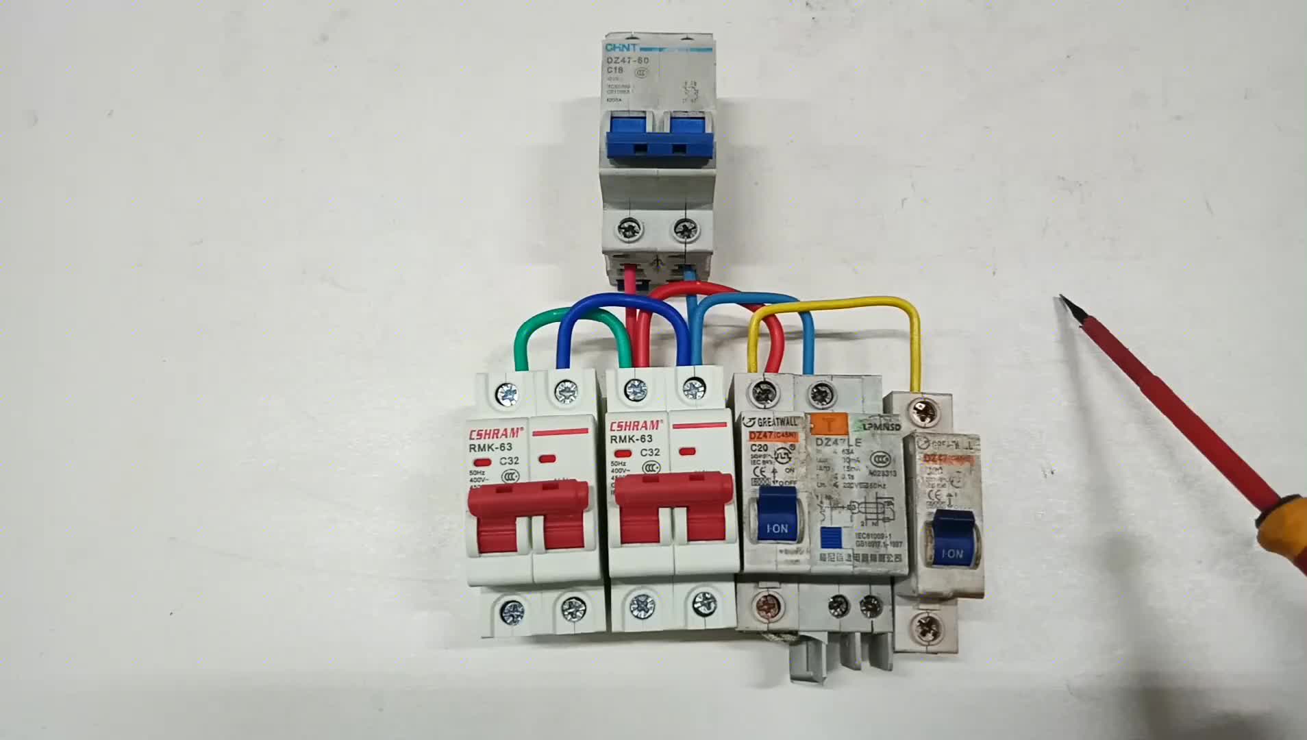 分閘不跳，總閘跳閘，電工半天沒有查出故障，還要收100元服務(wù)費(fèi)