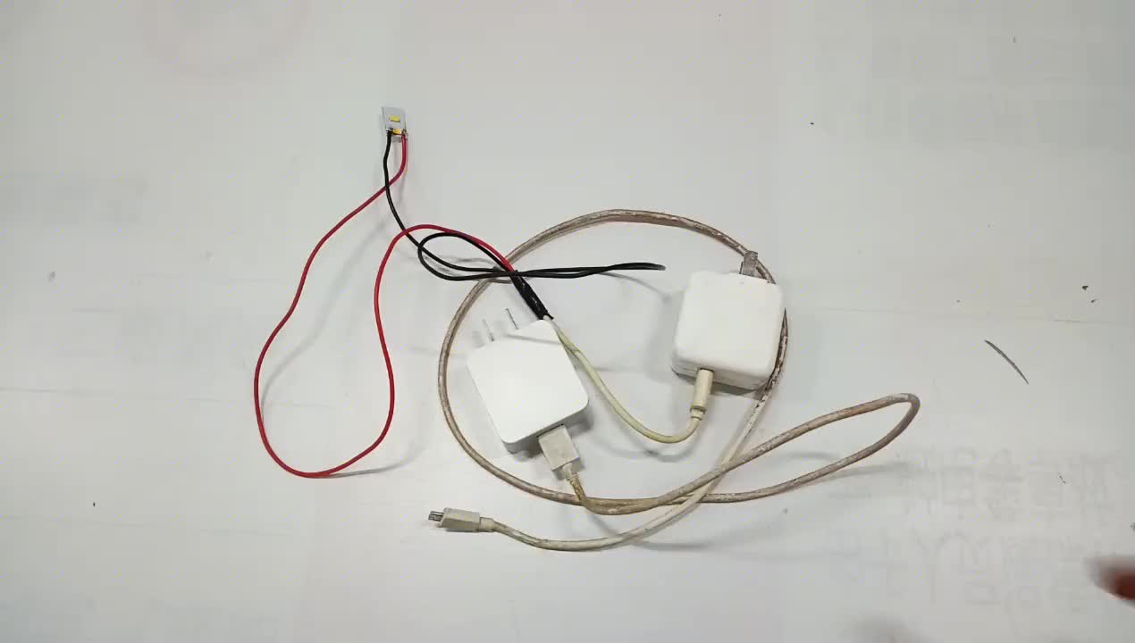 廢舊充電器不要直接扔了，變廢為寶，價值立馬翻倍，生活中太實用