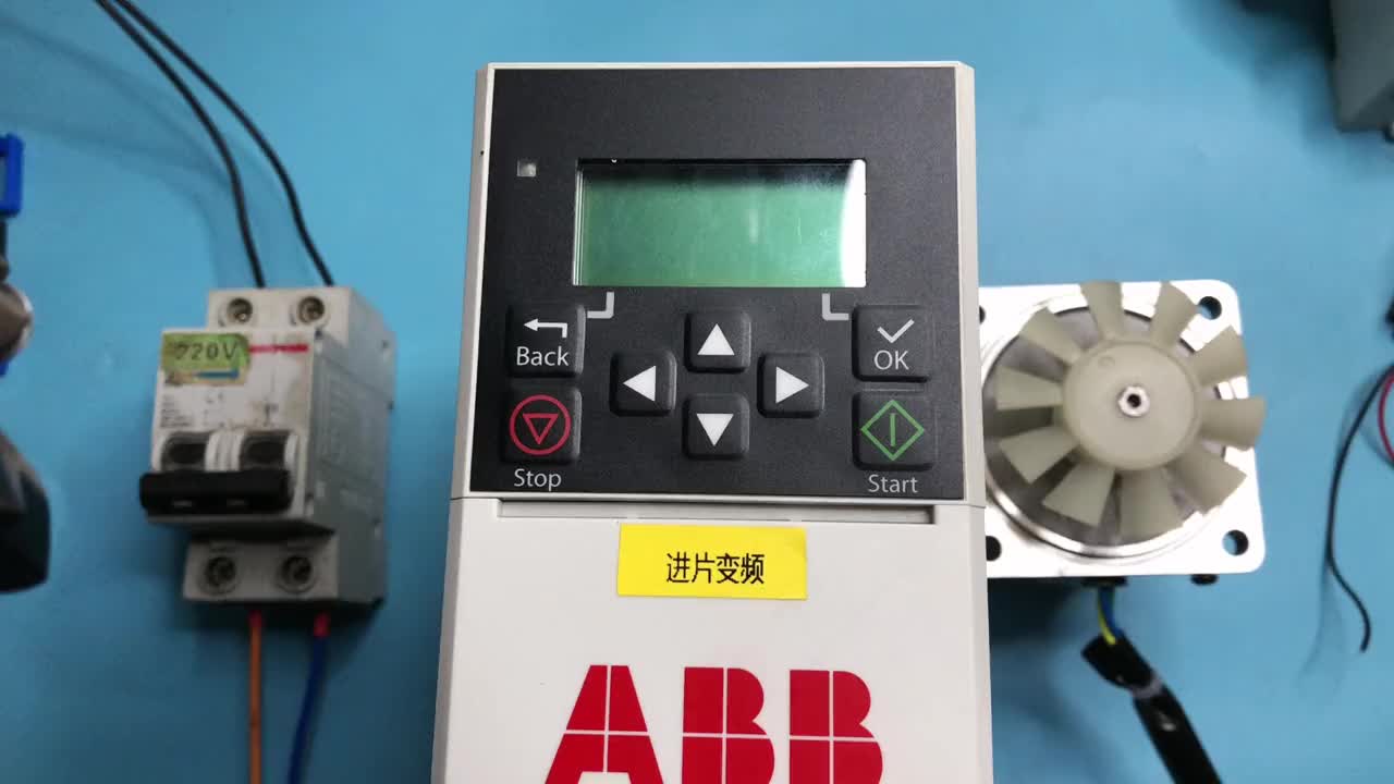 ABB變頻器使用面板控制啟停，正反轉和頻率，其實也不難