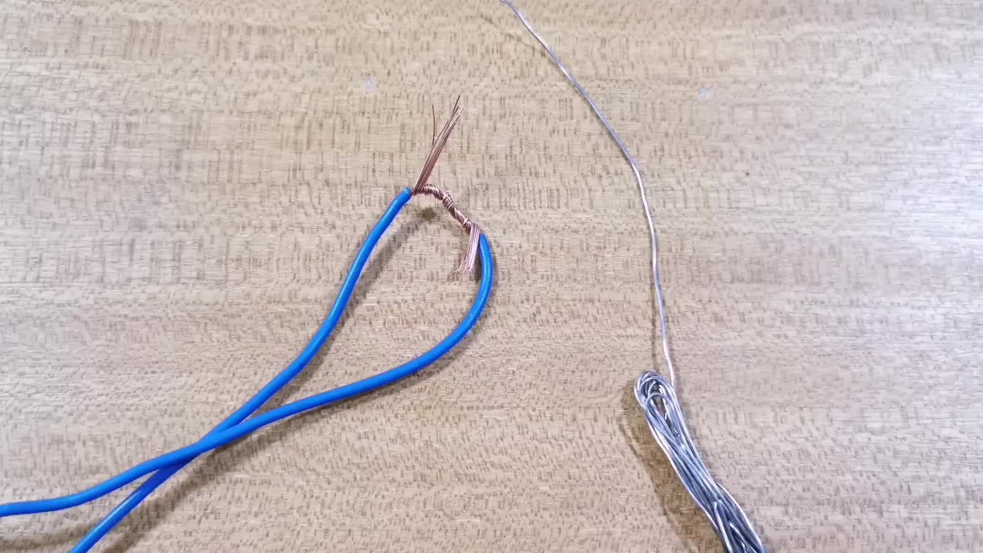 才知道，原來(lái)用打火機(jī)就能給電線燙錫，維修電工連電烙鐵都不用了