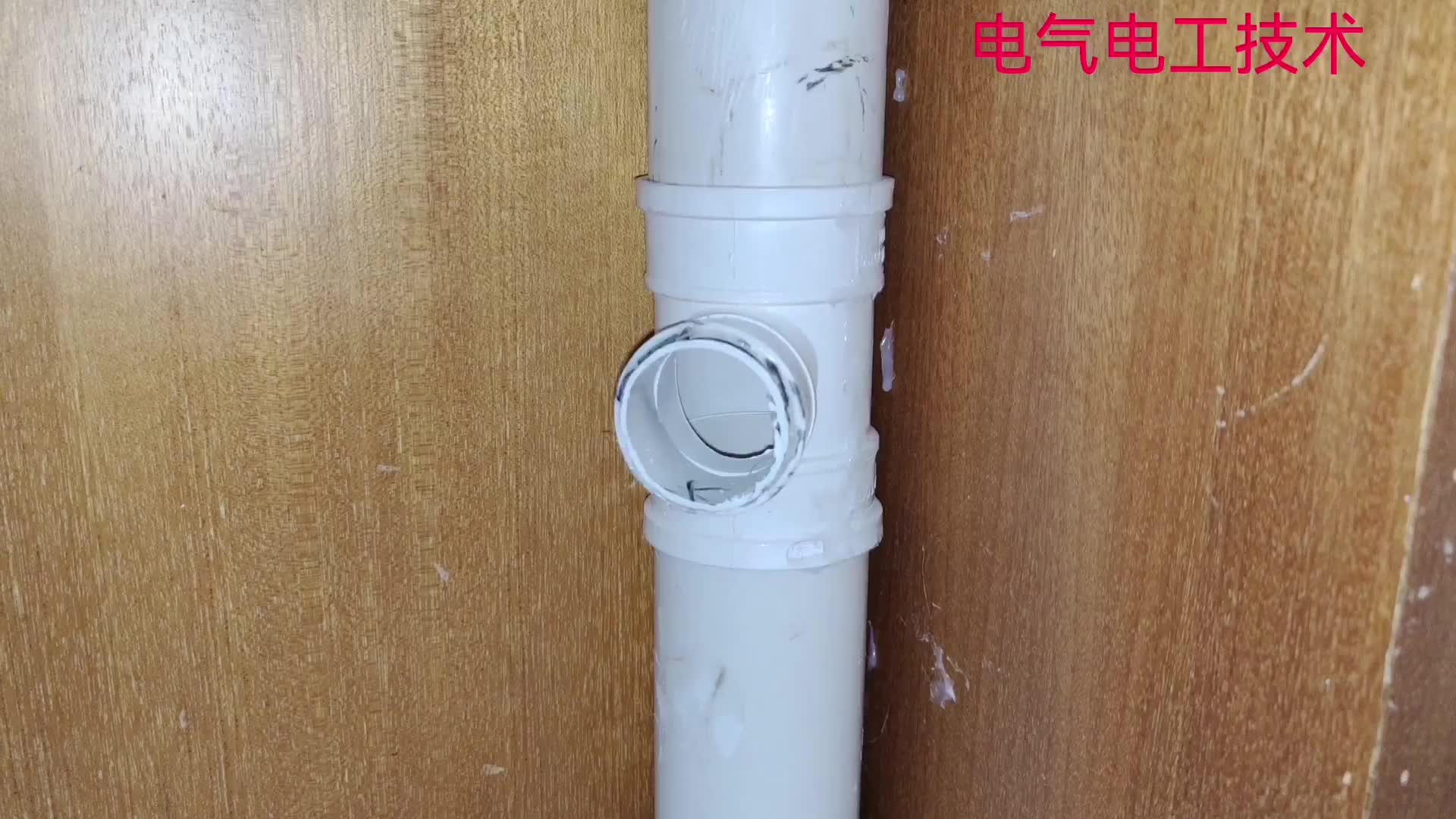 PVC管斷在三通里，堵住下水管怎么辦？教你個好方法，輕松接彎頭