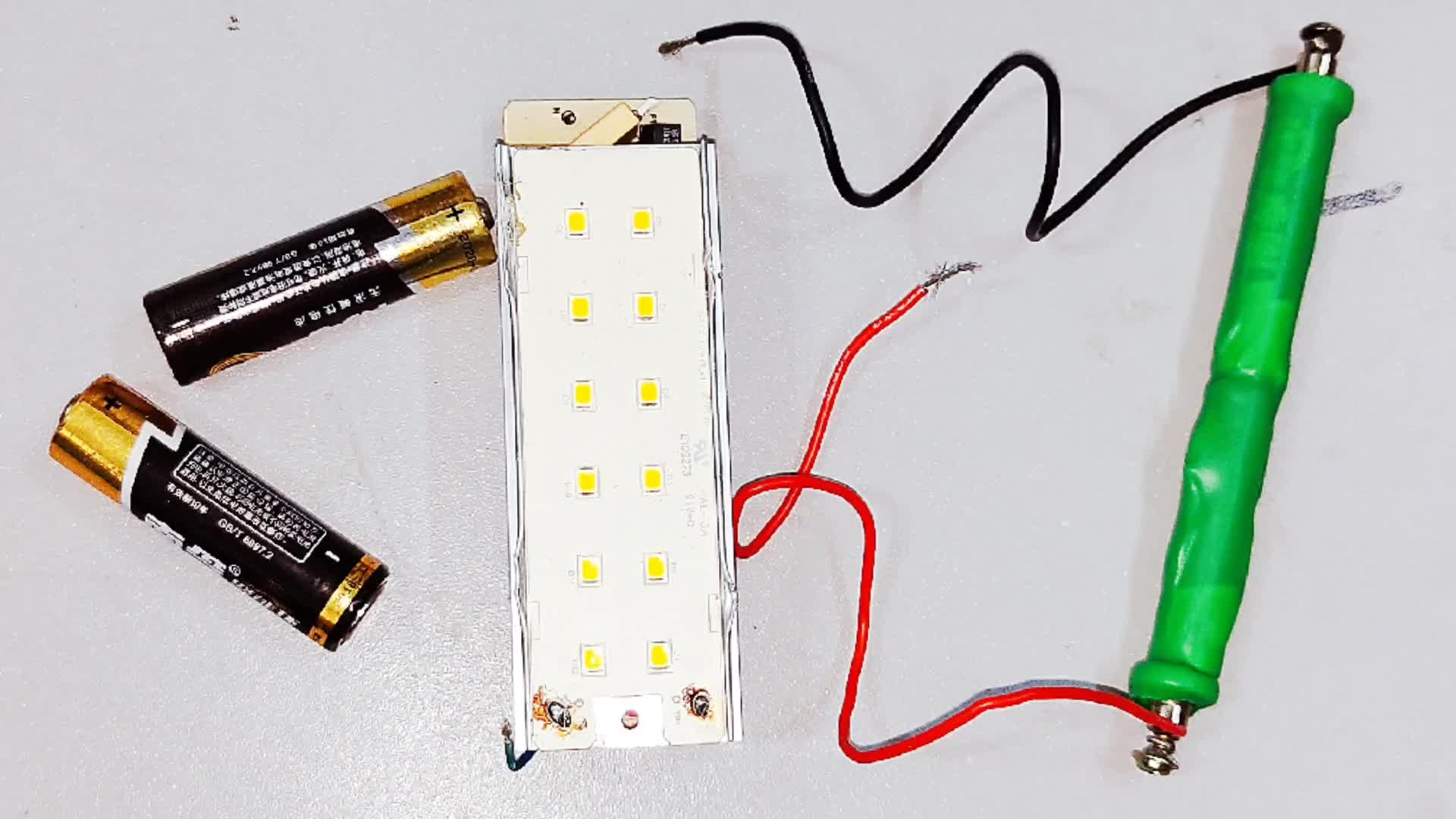 才知道，把2節(jié)電池塞進(jìn)熱縮管，用磁鐵吸住2根線，就能維修LED燈