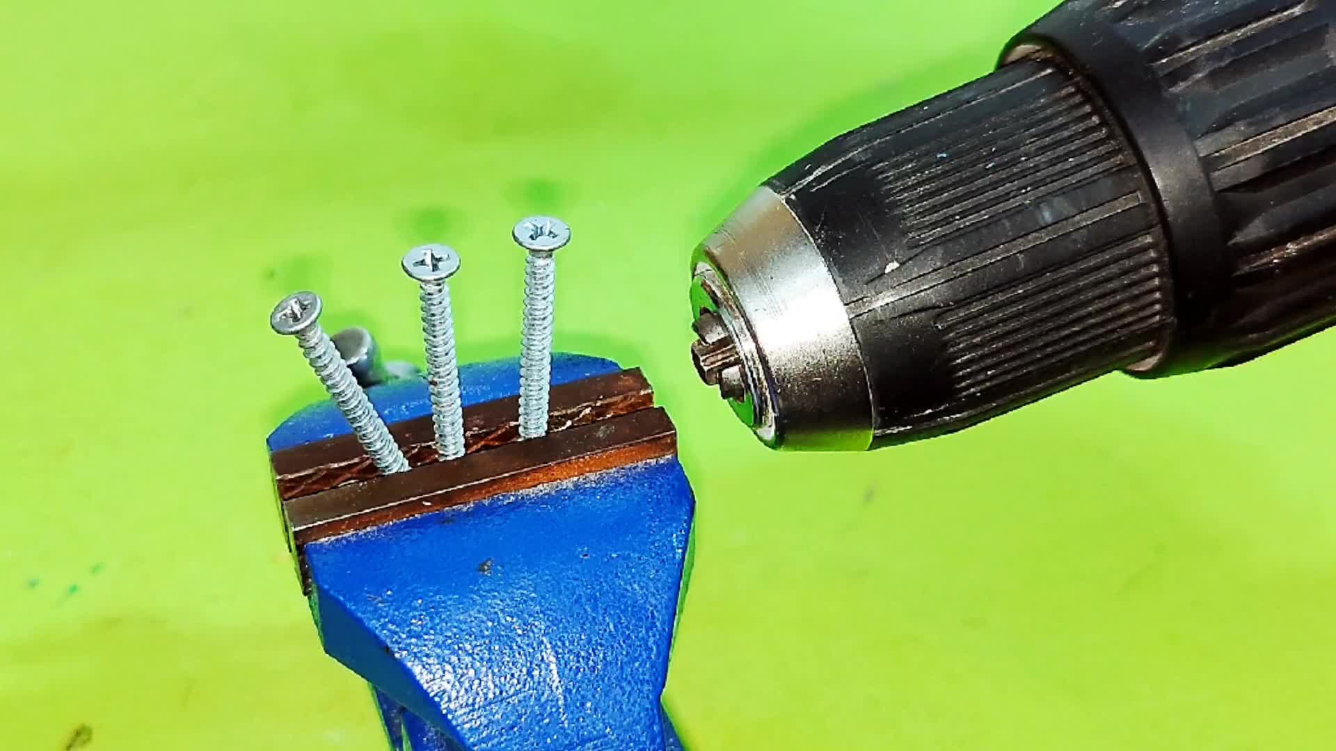 才知道，把3顆自攻螺絲綁一起就能當(dāng)開孔器用，水電工不學(xué)可惜了