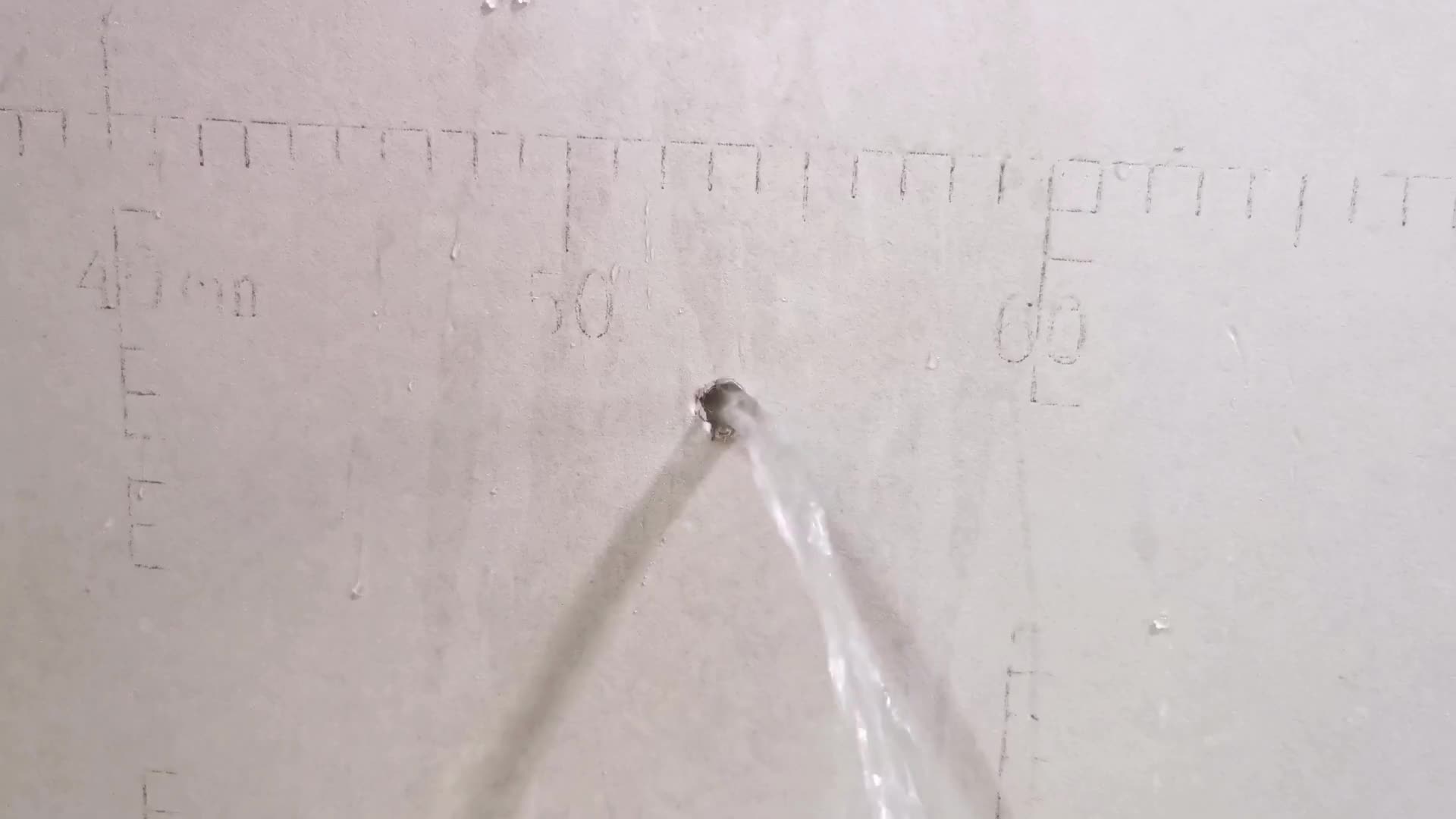 墻里的水管漏了別發(fā)愁，老電工教你一招，用4個(gè)彎頭做個(gè)U型修補(bǔ)器