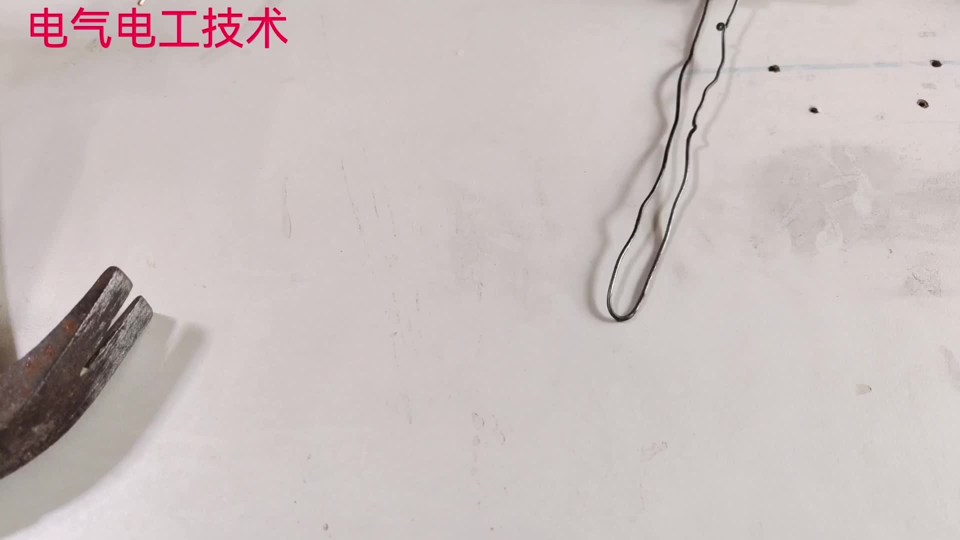 萬能水電工教你用鐵釘固定電線，不管受多大的力，電線都不會松開