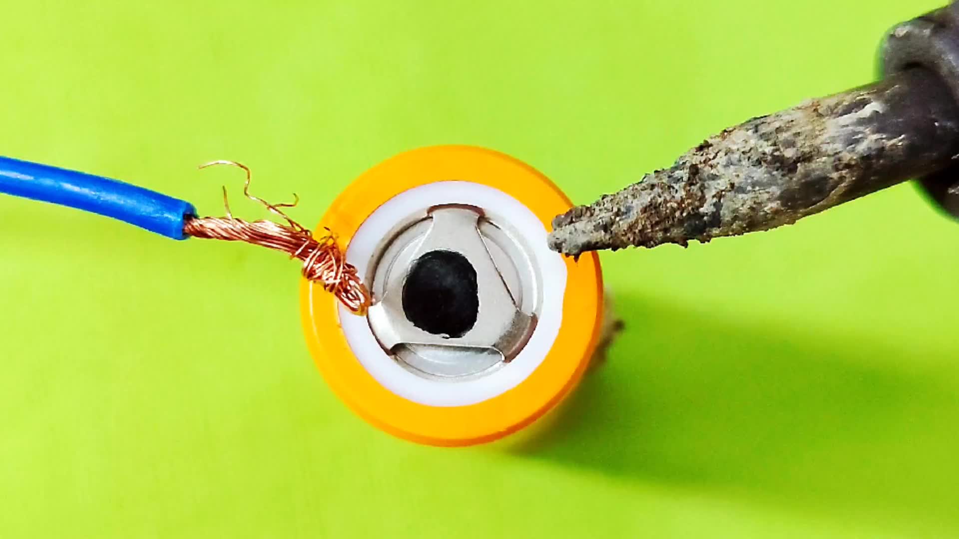 頭一次看到水電工這樣焊接鋰電池，用的居然是普通電烙鐵，漲見識