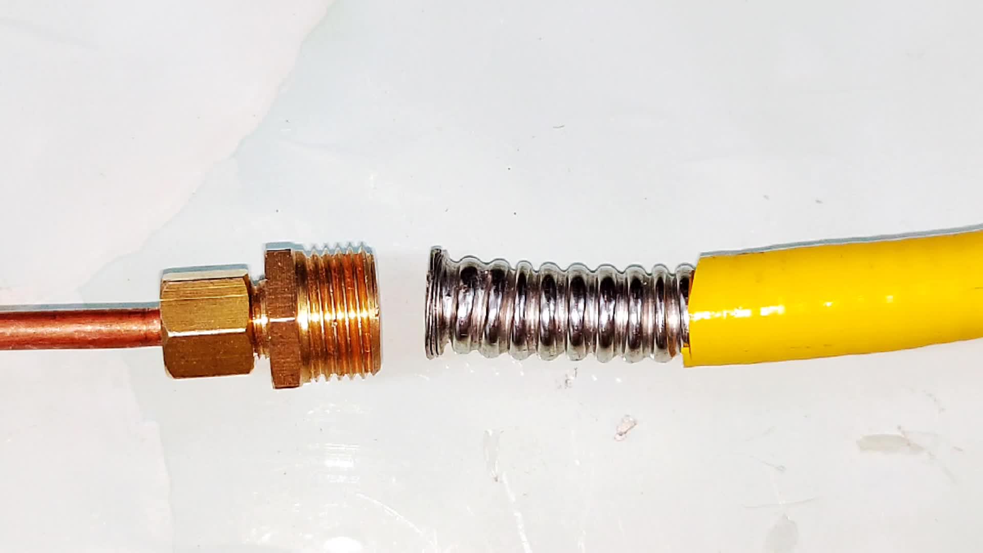 細銅管怎么接不銹鋼軟管？老電工教你做2個螺紋接頭，輕松擰一起