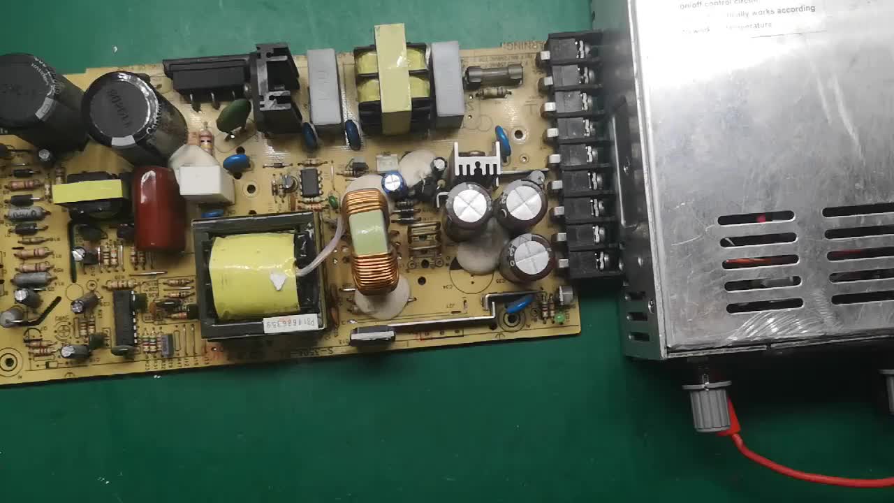 四十五494型開關電源是怎么通過一個穩(wěn)壓二極管來進行過壓保護的
