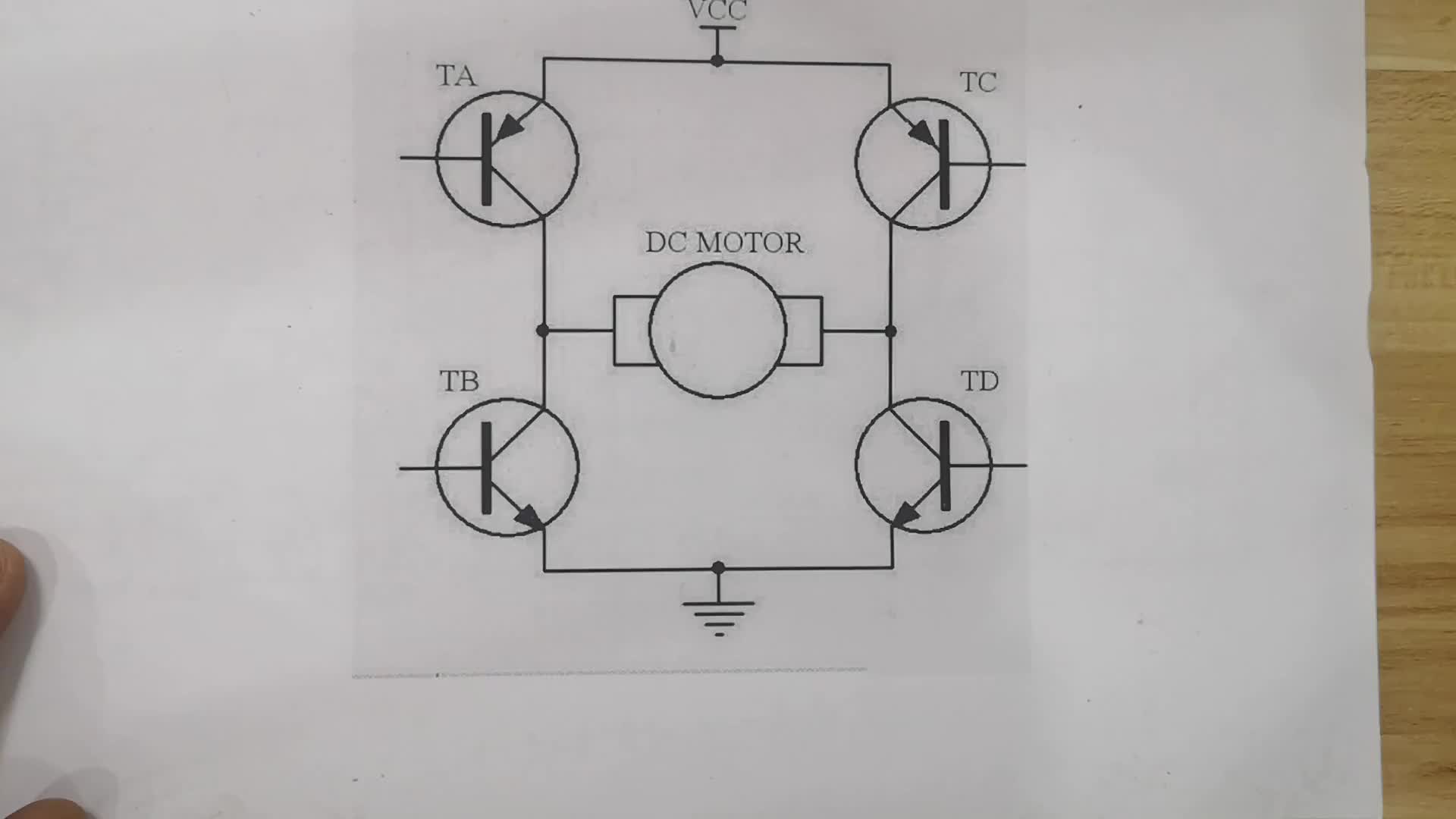 用4个三极管来实现电动机正反转的电路，H桥的工作原理