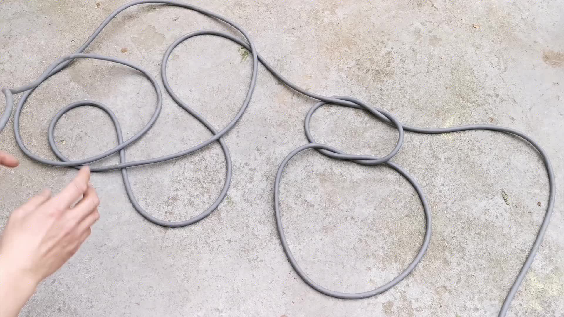 電線纏了2個死結，用蠻力根本解不開怎么辦？教你一招，一拉就開
