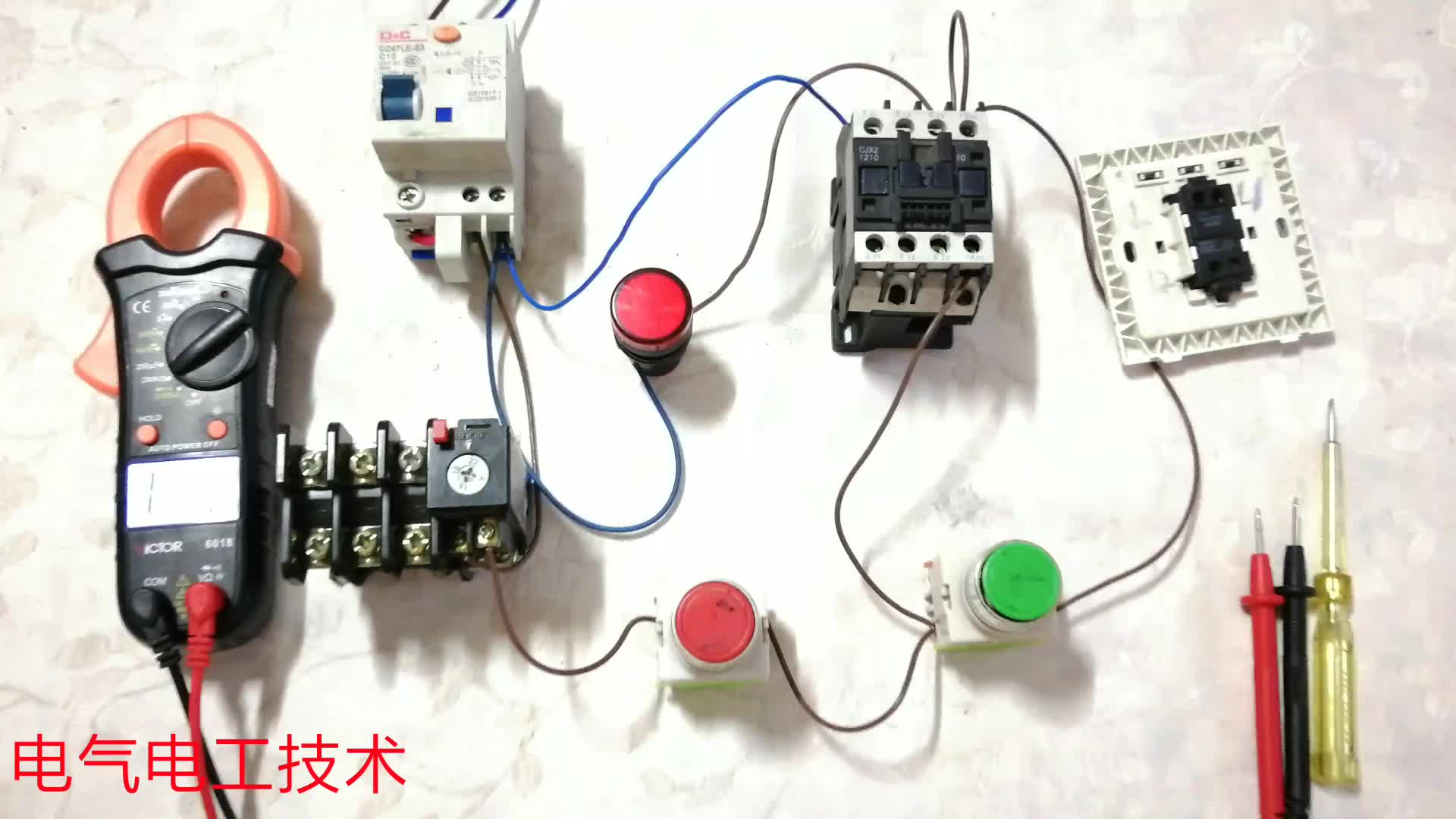 工地電工如此接線，差點(diǎn)釀成事故，電工接線是技術(shù)活，不懂別亂接