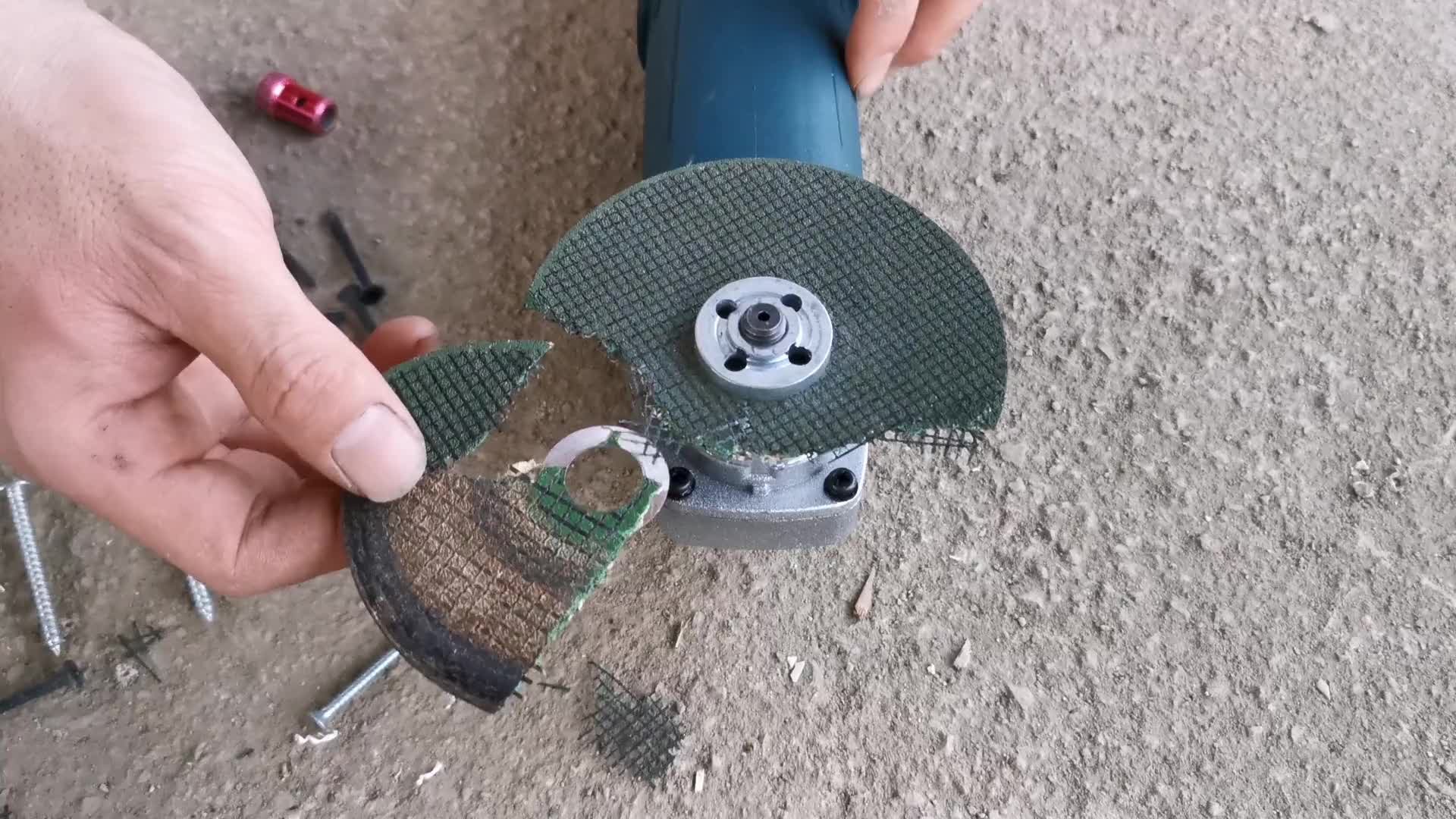 角磨機切割片爆了，卡在軸上拆不下來怎么辦？教你一招，輕松拆下