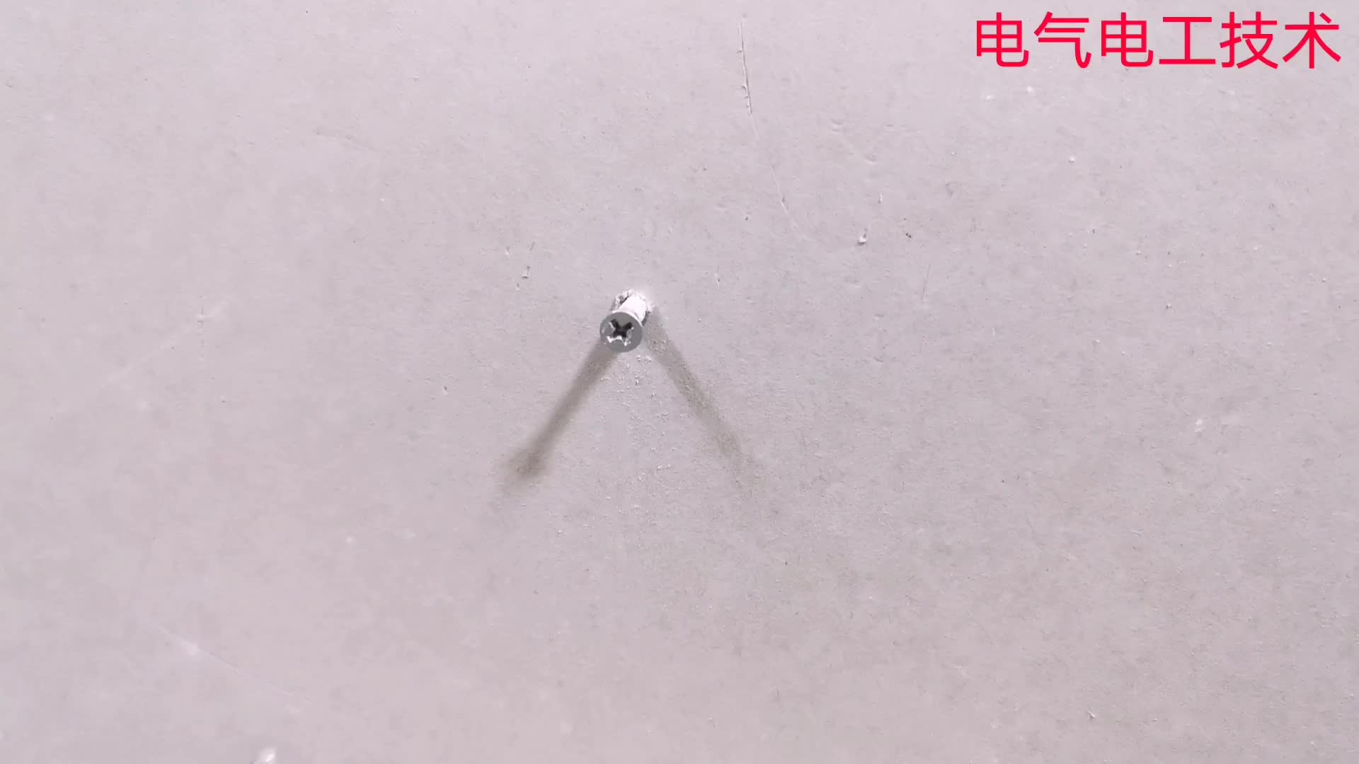 墻里的水管被螺絲扎破了，老電工也頭疼，不用砸墻，教你原地修復(fù)