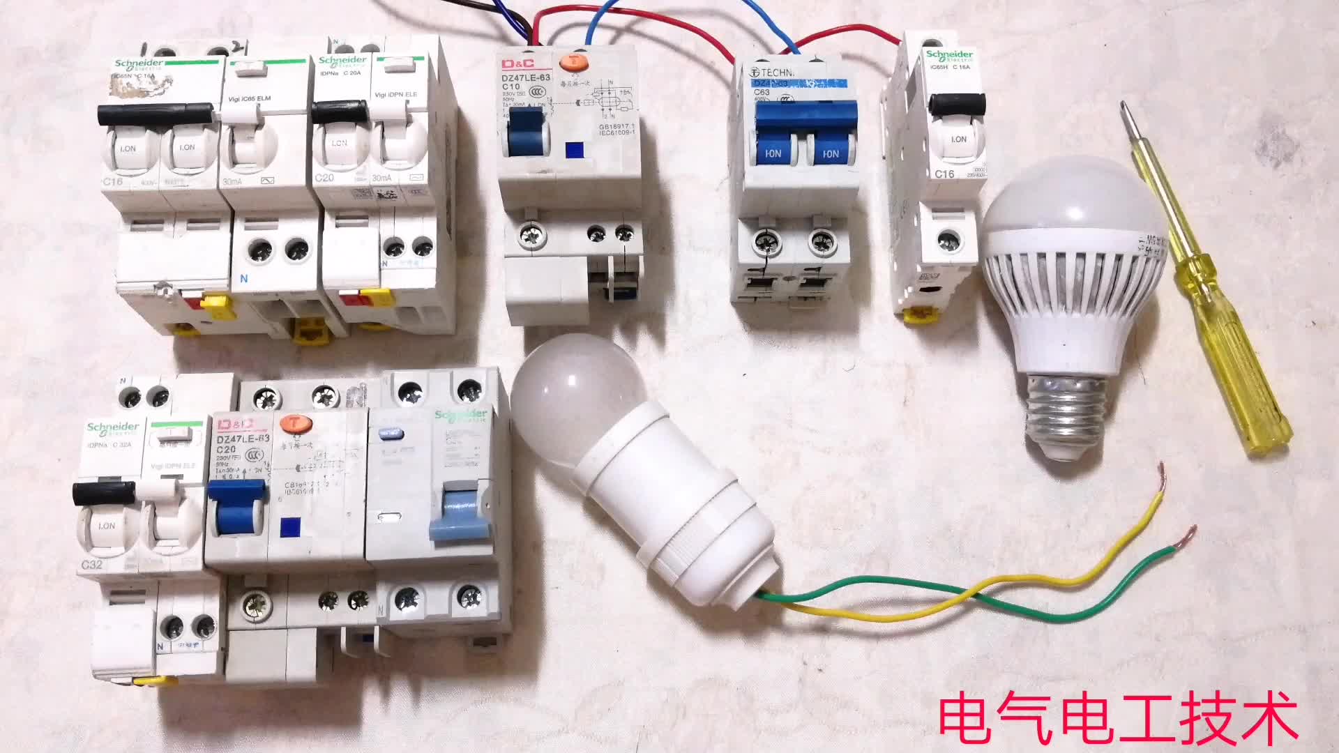 無證電工如此接線，一開燈就跳閘，電工是技術(shù)活，不懂就別亂接線