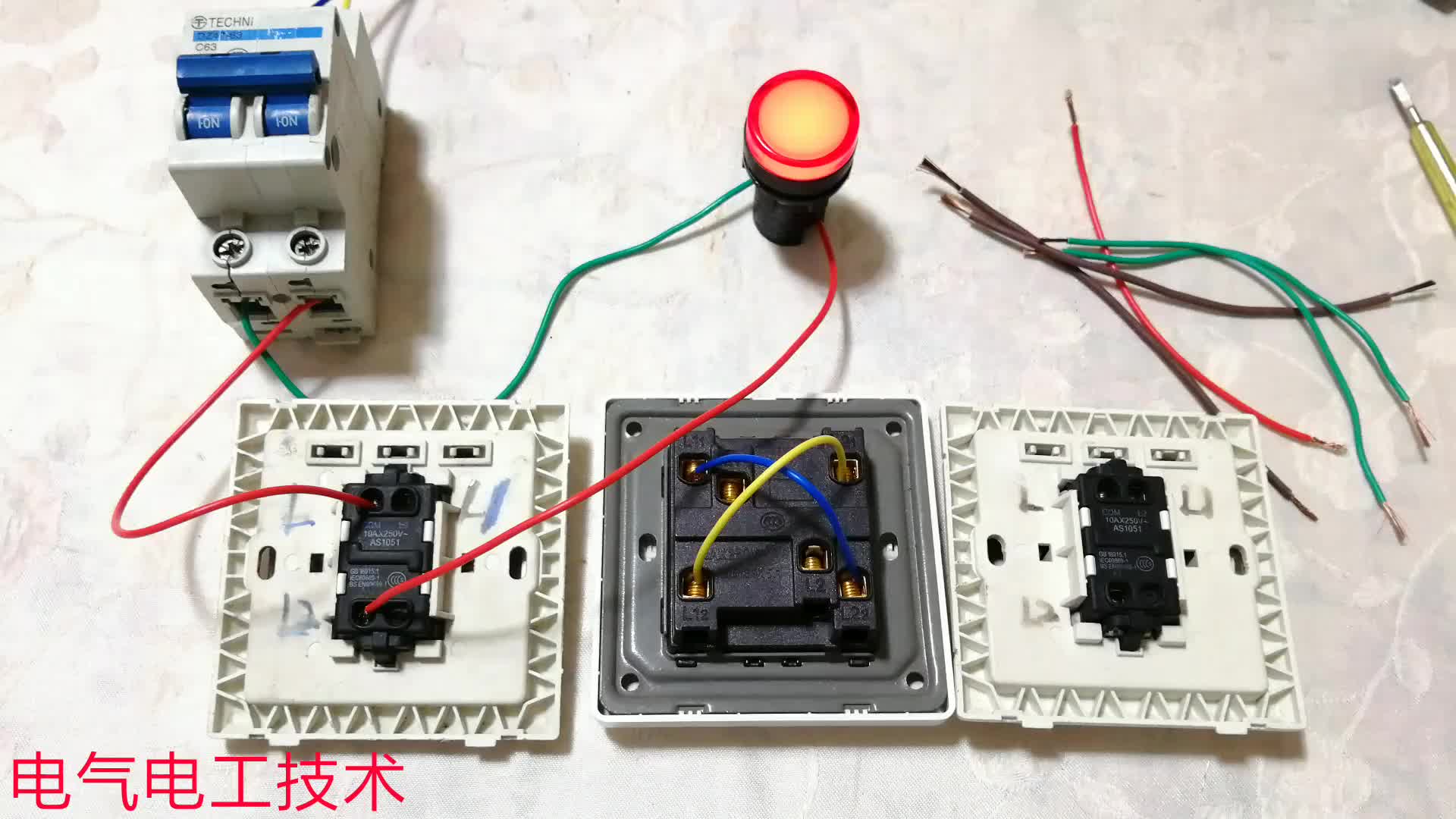 單控燈怎么改三控燈？很多電工都穿錯電線，老電工一根根接給你看