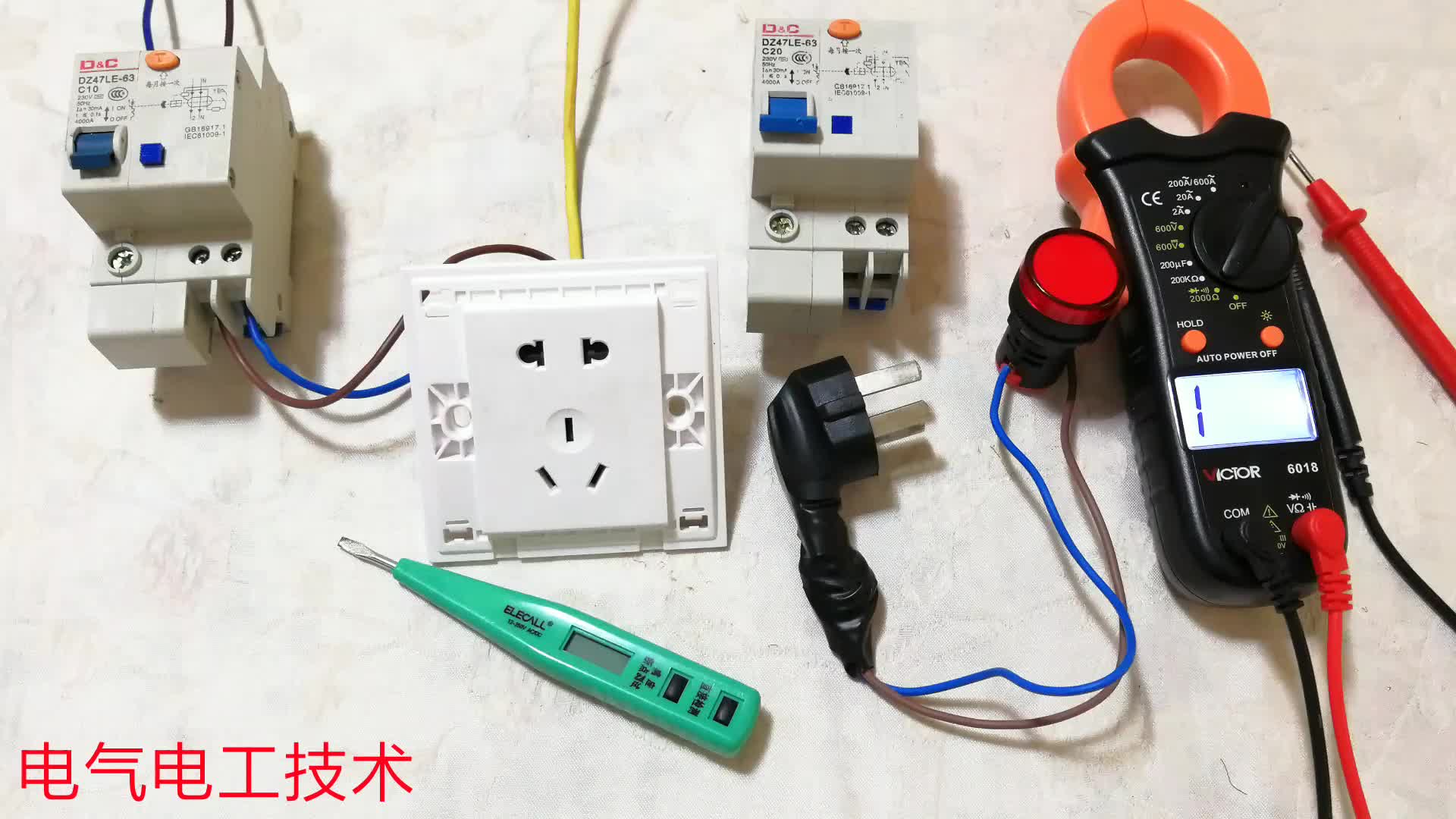 火線和零線都帶電，插座還能正常用，無證電工如此接線，低級錯誤