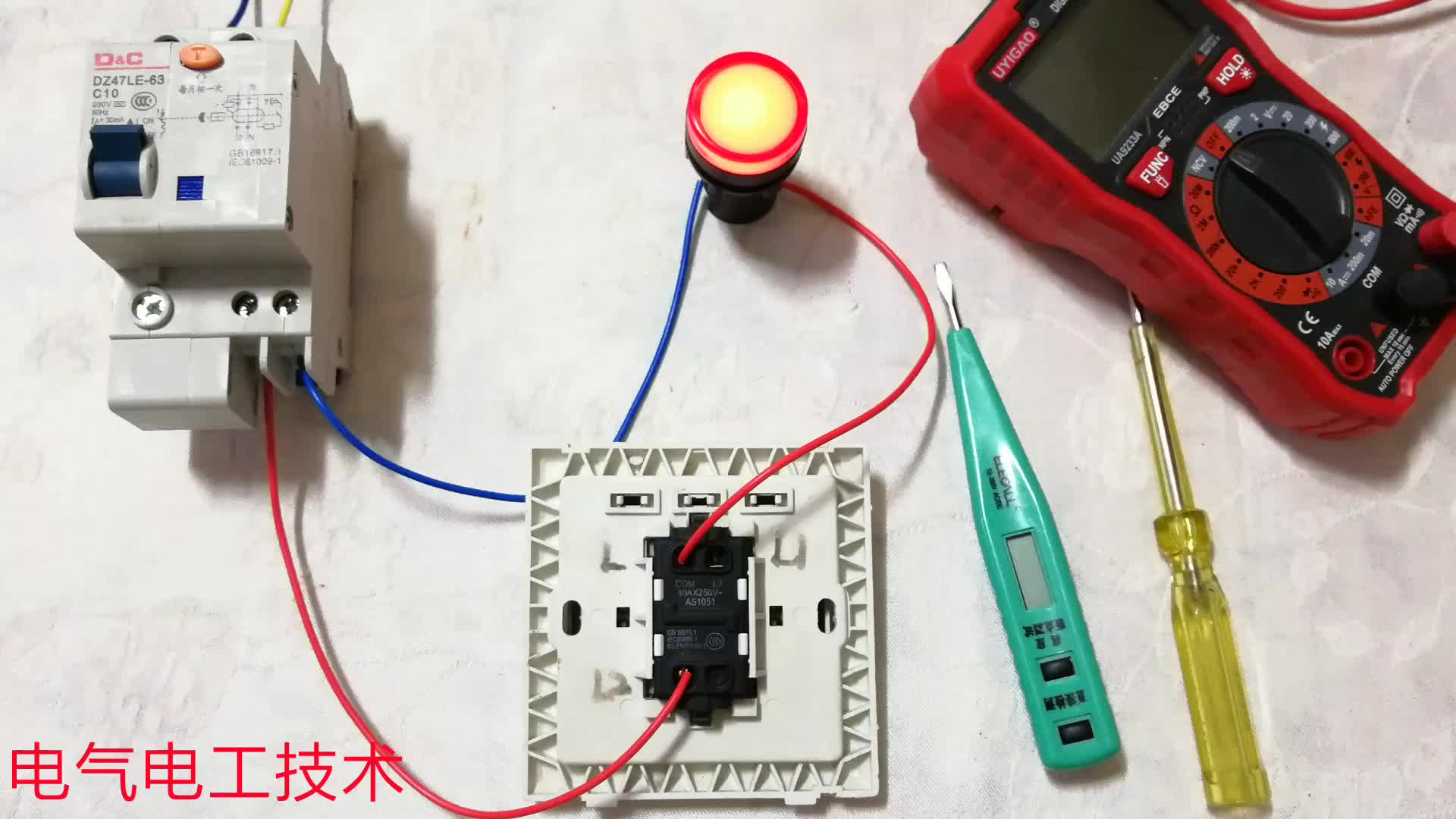 火線和零線都帶電，學(xué)徒電工半天查不出原因，老電工說了3種情況