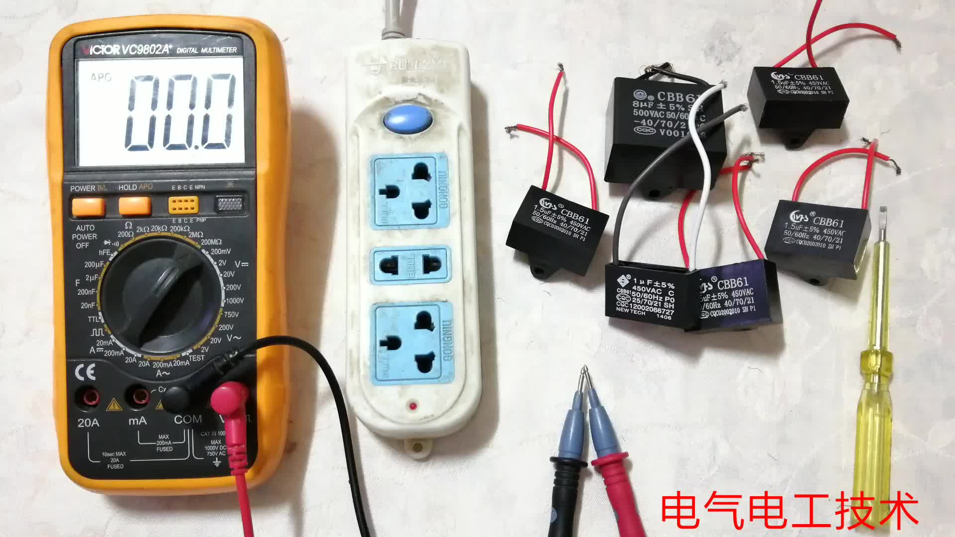 電工測(cè)量電容卻炸傷手，如何正確測(cè)量電容？千萬別再用短接法了