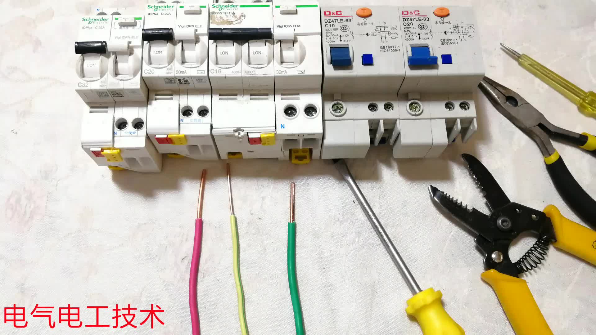 電線1.52和2.52接一起，學徒工怎么壓都壓不緊，老電工一招解決