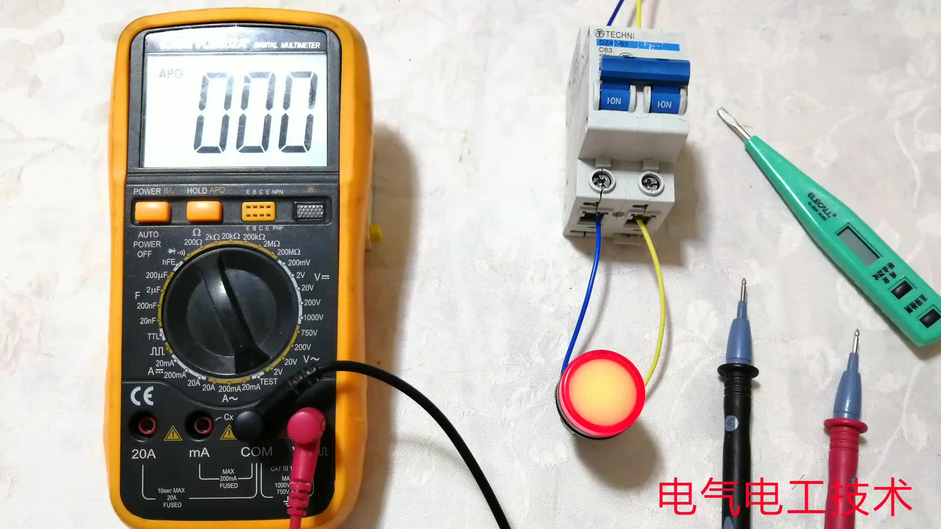 學徒電工沒帶電筆，半天分不出火線和零線，老電工竟然有5種方法