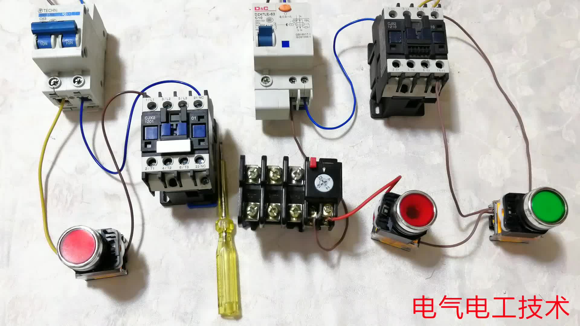 只有一個按鈕怎么接自鎖電路？老電工只接3根線就可以，一學(xué)就會