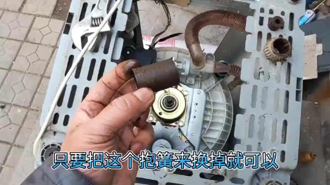 全自动洗衣机不能甩干，衣服总跑到一边，花2块钱换个抱簧就好#硬声创作季 