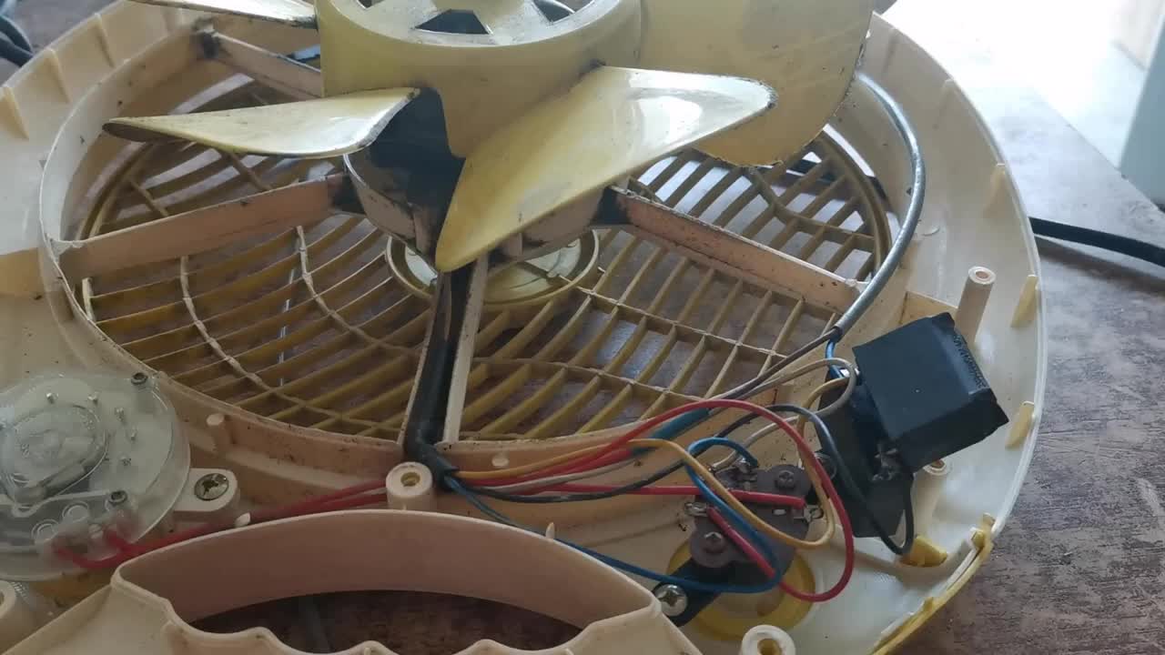 電磁爐拆一個舊的電容過來，裝在風扇上10分鐘賺20塊錢，學廢了嗎#硬聲創(chuàng)作季 