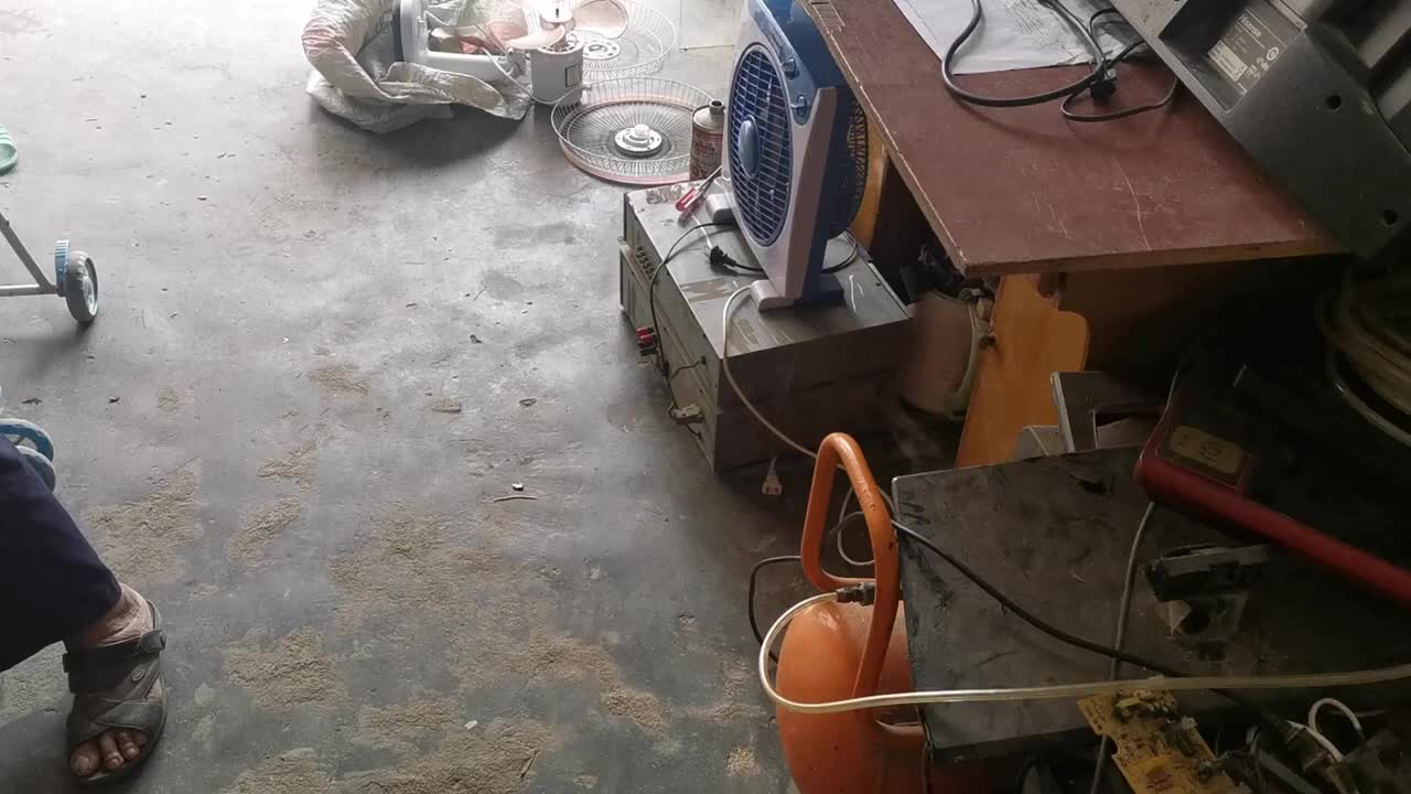 每天都是幫老人修東西，因?yàn)槲覀冊(cè)谵r(nóng)村開店，DVD出倉故障賺20塊#硬聲創(chuàng)作季 
