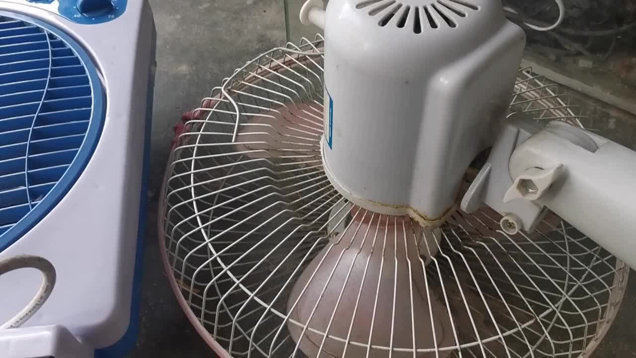 老人拿了兩個風(fēng)扇過來維修，電機的壞了20塊不舍得換風(fēng)扇也不要了#硬聲創(chuàng)作季 