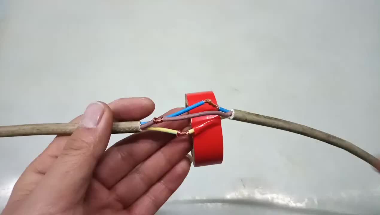 电工接完线没法缠胶带怎么办？教你一招，不管多狭窄都能缠均匀#硬声创作季 