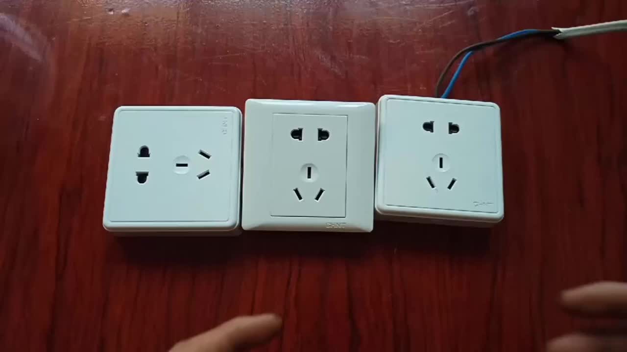 插座放進水里燈還亮？用手觸摸竟然不觸電？電工師傅教你這樣辨別#硬聲創作季 