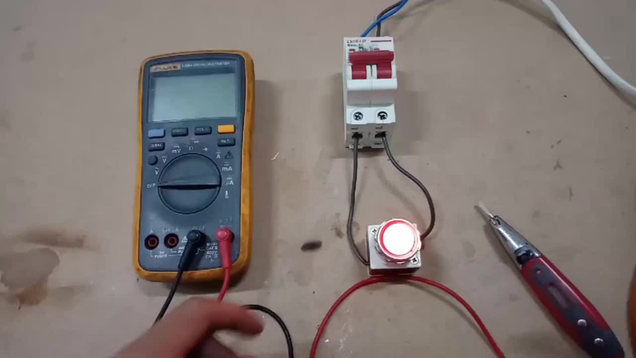 沒有電筆，怎么區(qū)分零線和火線？老電工竟然有4種方法，漲知識(shí)了#硬聲創(chuàng)作季 