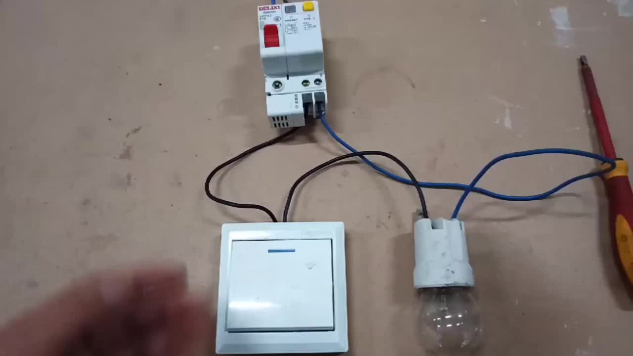 火線和零線都帶電，燈仍然發(fā)亮，電工只換了兩根線，輕松賺200元#硬聲創(chuàng)作季 