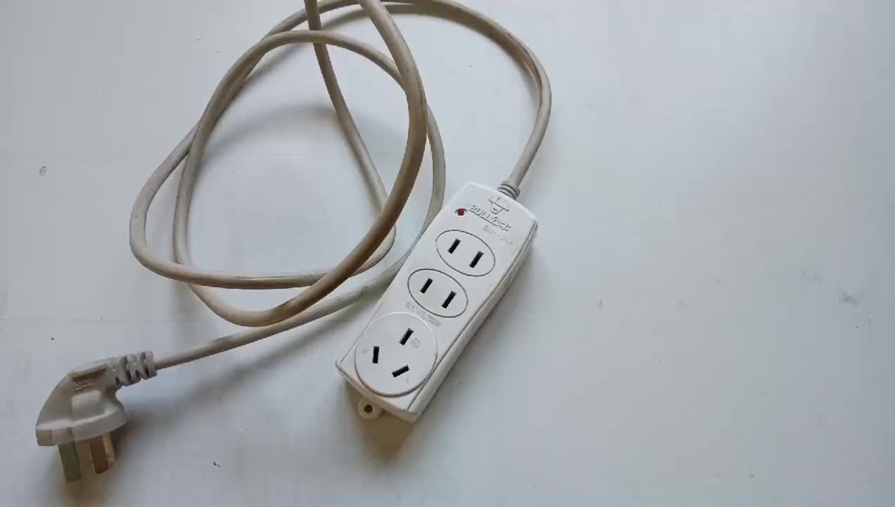這種插座壞了，沒有專用螺絲刀怎么辦？師傅教你一招，立馬解決！#硬聲創作季 