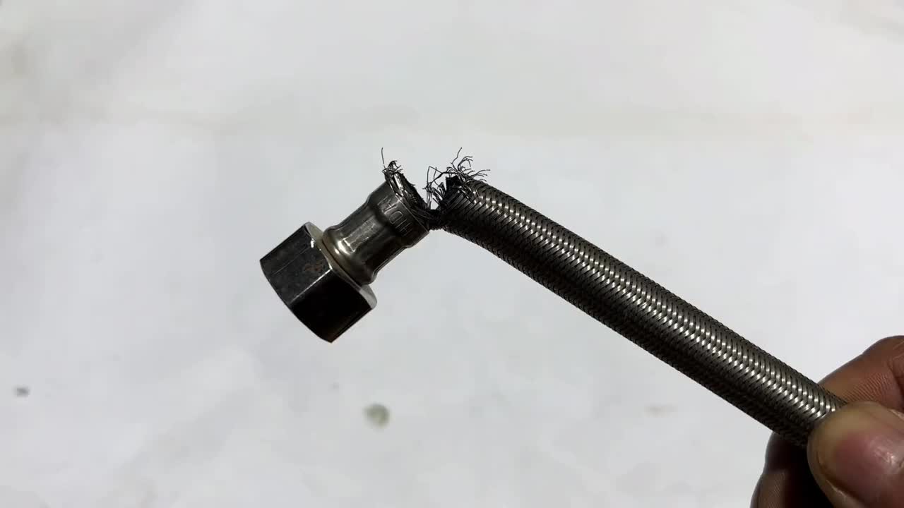 鐵管有個(gè)砂眼漏水了，老水工教你一招，不用電焊機(jī)，1分鐘修復(fù)#硬聲創(chuàng)作季 