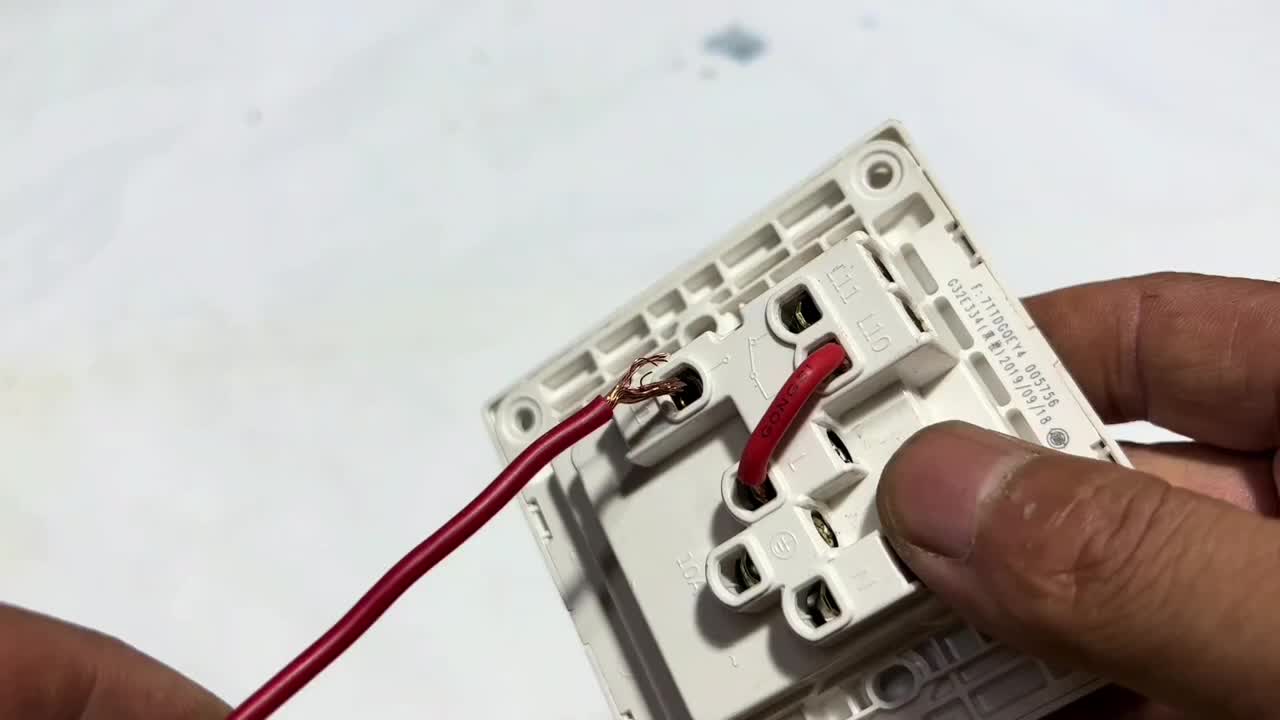 軟線接插座，一擰緊就擠斷銅絲怎么辦？老電工亮出絕招，輕松解決#硬聲創(chuàng)作季 