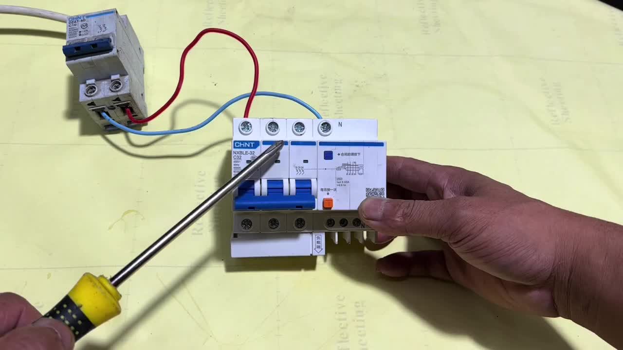 380伏漏电开关接220伏电源，火线接在哪里才正确？师傅现场教给你#硬声创作季 
