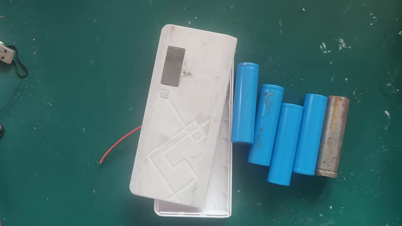 充電寶內(nèi)部居然有沙子，果斷更換電池讓它滿血復(fù)活#硬聲創(chuàng)作季 