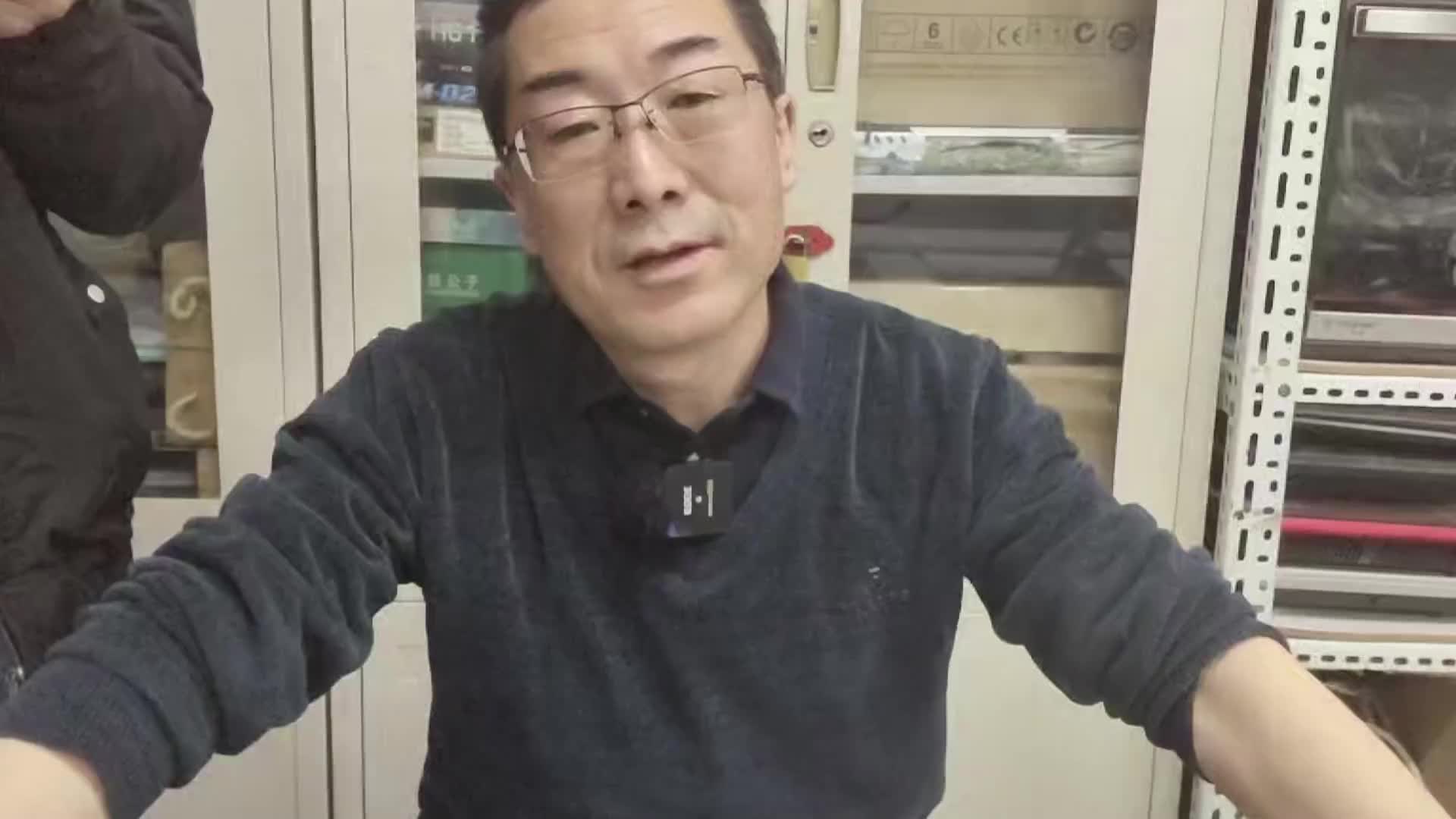 1臺顯示器，2位師傅都搞不定，3人行必有我師！