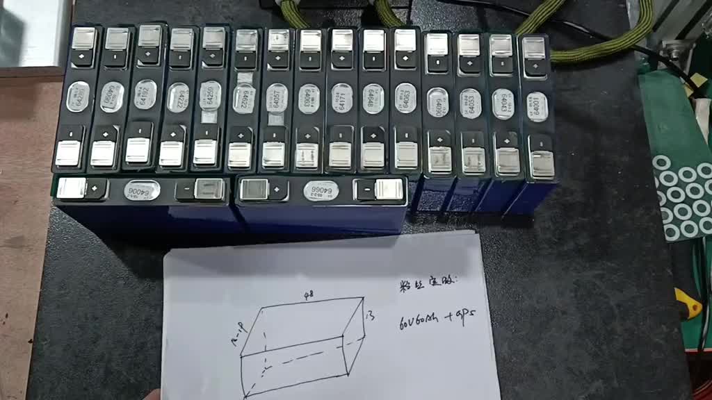 #硬聲創(chuàng)作季   老表13厘米高的空間，定做60v60ah鋰電池，還裝的GPS，一個(gè)字：狠！