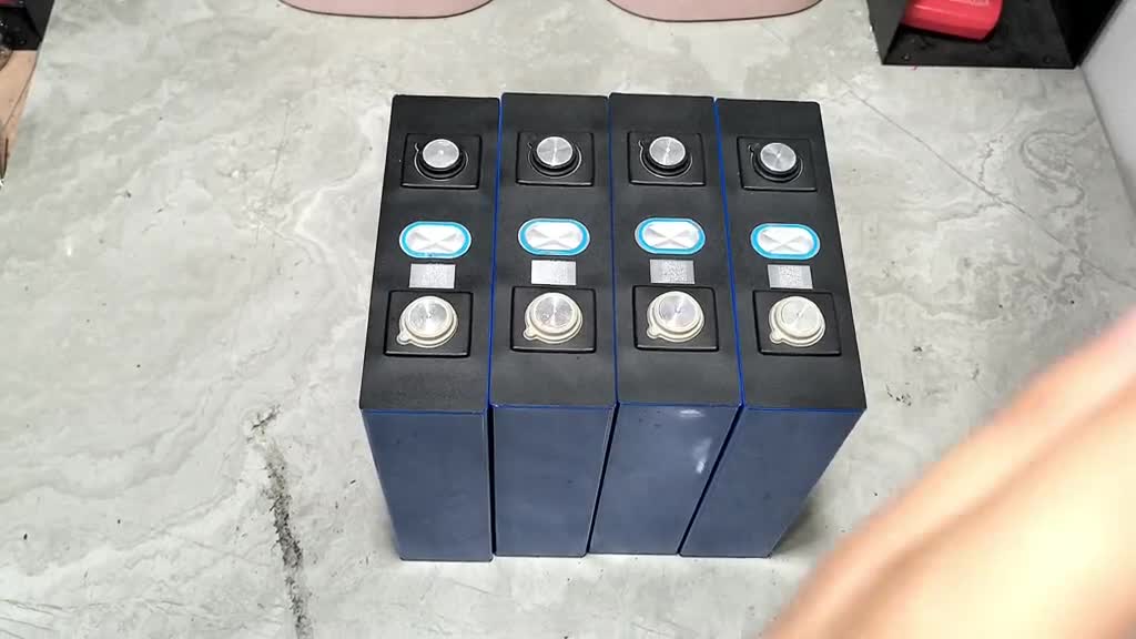 #硬聲創作季  根據客戶要求定做一個長條形的12v200ah鋰電池，充分利用車上空間