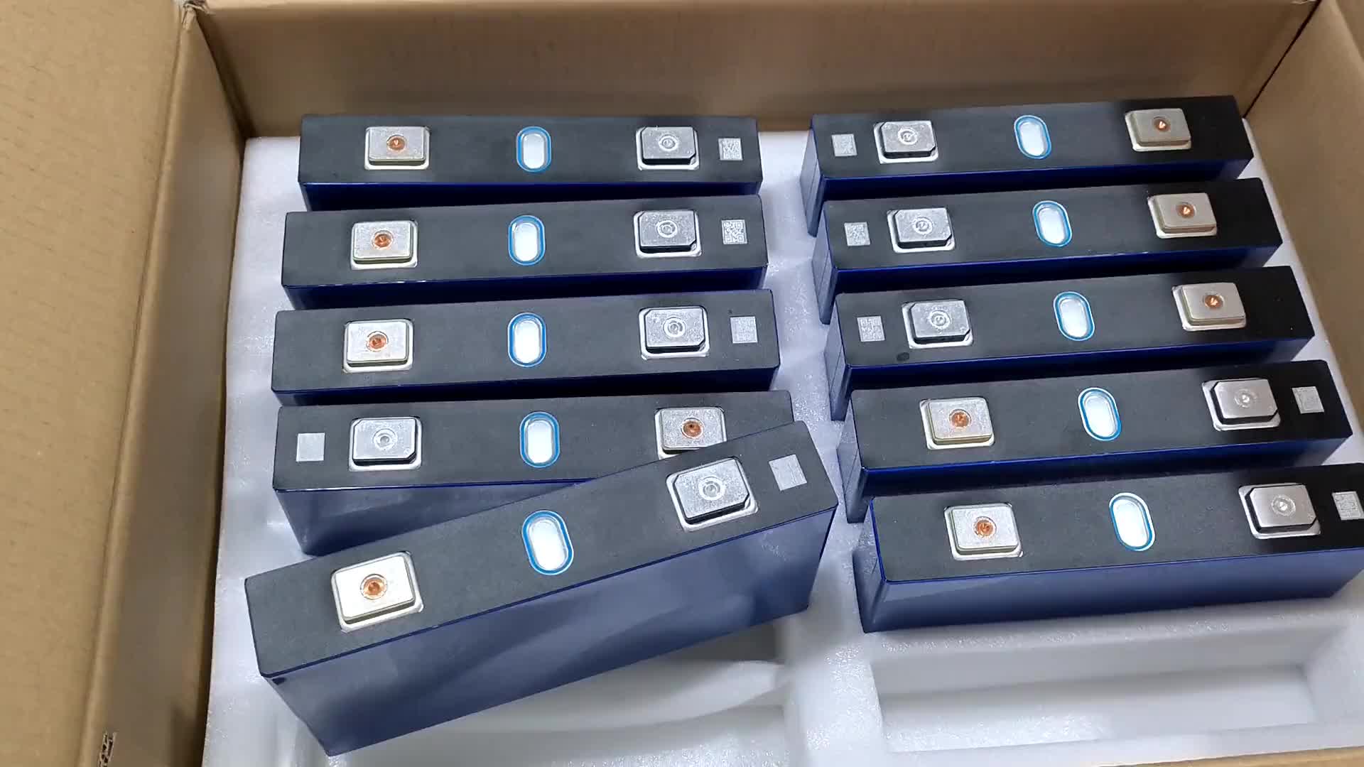 #硬聲創作季  用16塊全新A品磷酸鐵鋰電芯做一組100ah鋰電池，可以存5度電