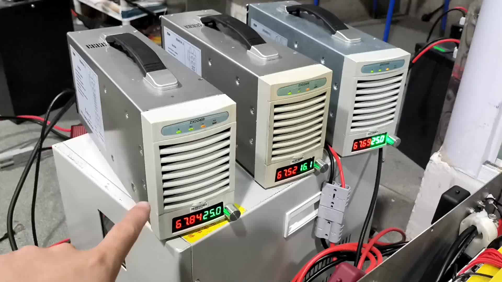 #硬聲創作季  在倉庫找了20個塑料殼的磷酸鐵鋰電芯，做一組能存12度電的鋰電池組