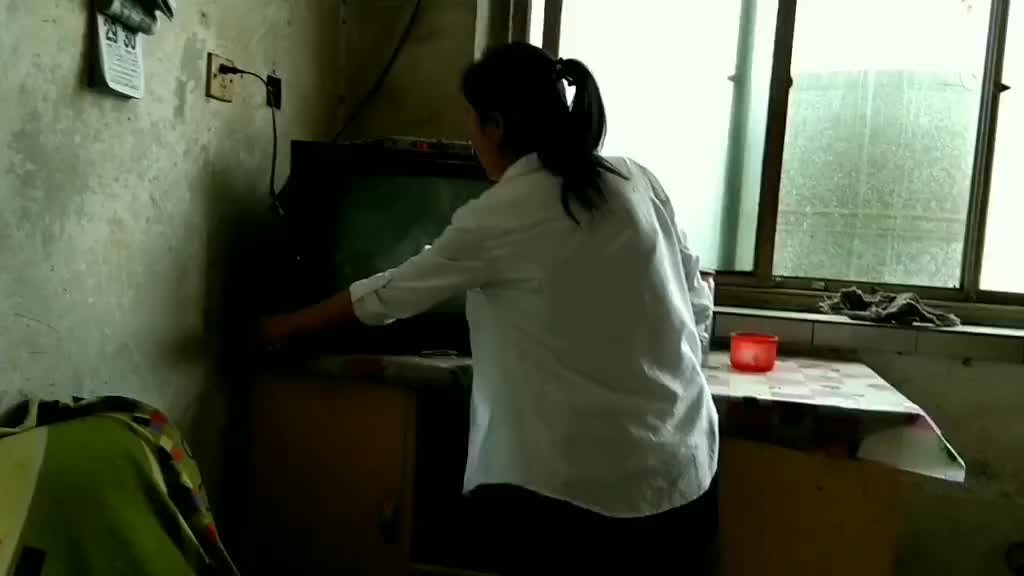 #硬聲創作季   這個近40年的圓角顯像管組裝的電視機修了修，顏色還不賴
