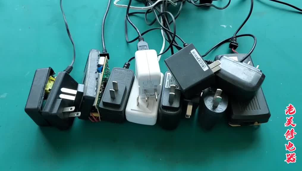 #硬聲創(chuàng)作季   閑置的電腦電源不要扔，稍加改造，立馬變成多功能電源，漲知識(shí)了