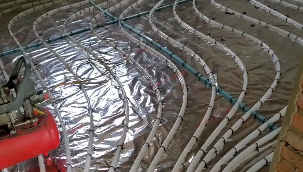 #硬聲創作季   今年的冬季比往年來的稍早一些，趕緊把地暖鋪一下，不然就挨凍了