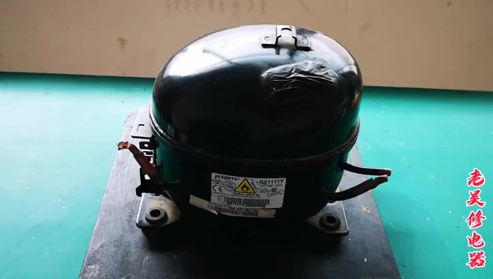 #硬聲創作季   把壓縮機放在電磁爐上加熱，小伙這是要干什么？知識青年