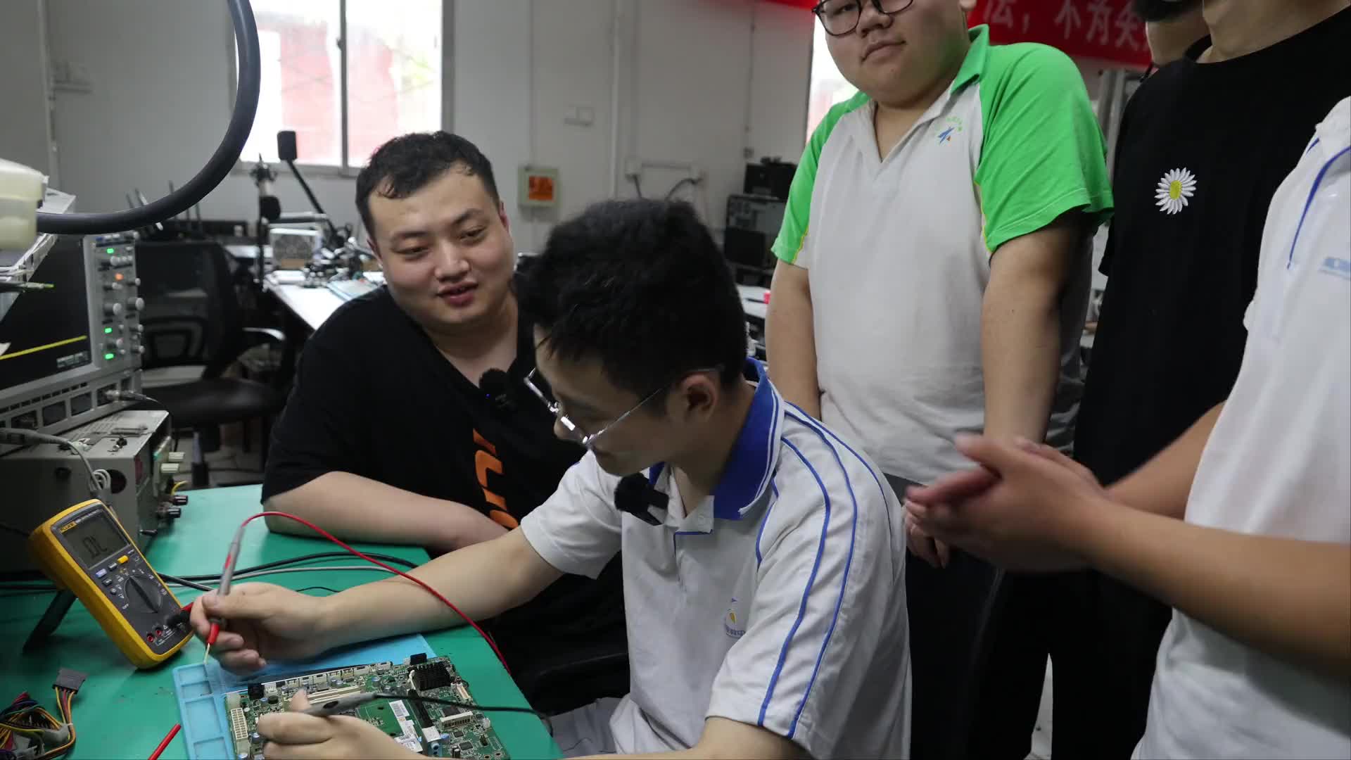 新手修電腦和老師傅有什么區(qū)別，來看看18歲小師傅的維修全過程1