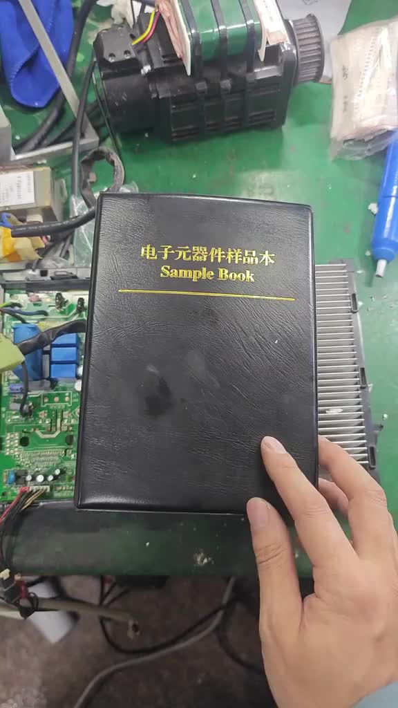 變頻空調(diào)板最容易壞的就是上面的貼片電阻，只需要這個(gè)電阻本就能解決大部分故障#家電維修 #變頻空#硬聲創(chuàng)作季 